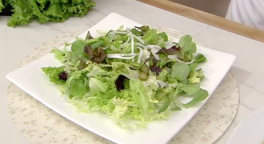 Ensalada de lechugas variadas y pepinillos con tortilla de huevos y arroz blanco en conserva
